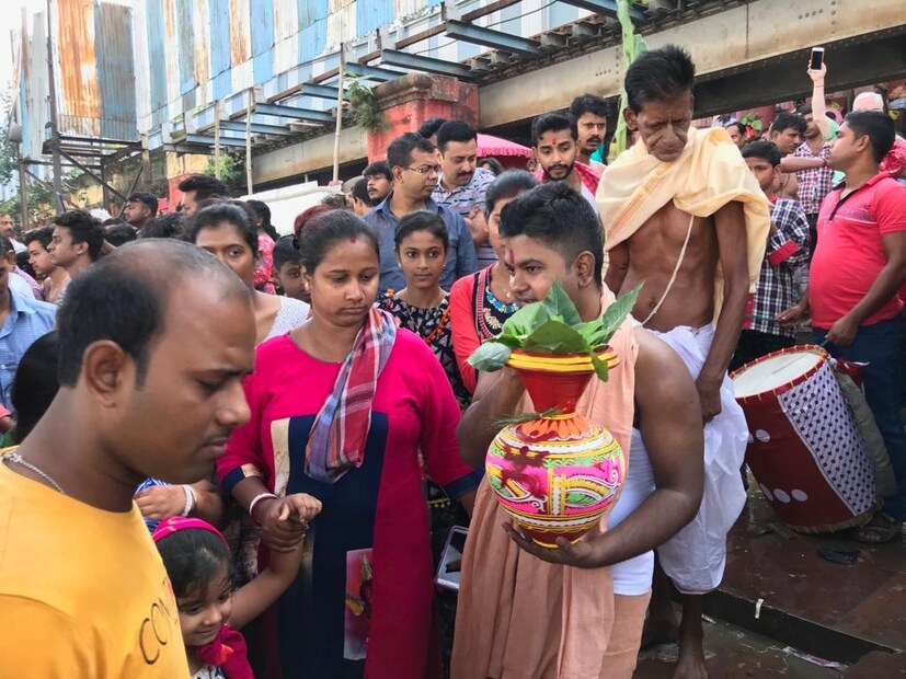 মা মেনকার চরম আকূতি তিনি উমার মা তথা তাঁর স্বামী হিমালয়ের সামনে অভিমান করে বলেছিলেন গিরি এবার উমা এলে আর উমা পাঠাবনা ৷ 