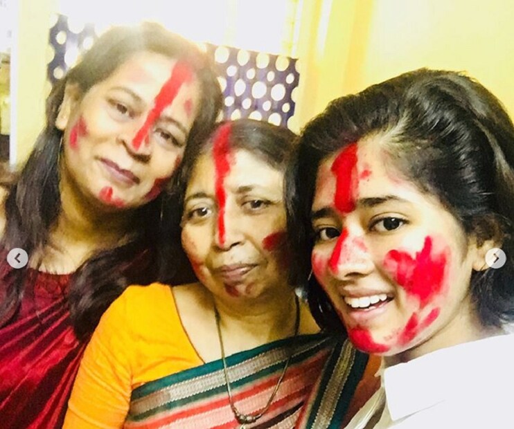 ধারাবাহিকের কাহিনি অনুযায়ী দিতিপ্রিয়া বিয়ে হয়েছে অনেক আগেই ৷ এখন তার ভরা সংসার ৷ আছে চার চারটি কন্যা সন্তান ৷ তাদেরও বিয়ে হয়ে গিয়েছে ৷ ঘরে এসেছে জামাই ৷ ছবি: ইনস্টাগ্রাম ৷