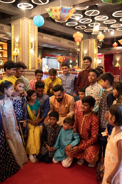 মান্যবর এই বিশেষ সেলিব্রেশনের আয়োজন করেছিল ৷ তাতে হাজির ছিল ধারাভির খুদেরা ৷ একটি এনজিও এদের সঙ্গে যোগাযোগ করেছিল ৷  (Image: Viral Bhayani)