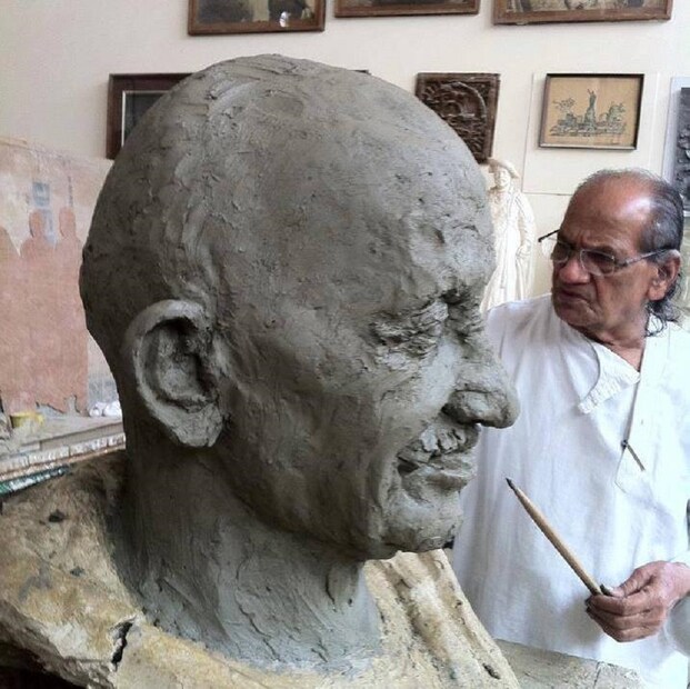 গান্ধিজির ভক্ত রাম ভি সুতারের হাতে তৈরি হয়েছে গান্ধিজির প্রচুর মূর্তি ৷ যখন তিনি প্রায় ৮ বছর তখন তাঁর গ্রামে গান্ধিজি এসেছিলেন ৷ গান্ধির মতাদর্শ মেনে চলা রাম কোন সময়ই বিদেশী জিনিস ব্যবহার করেন না ৷ Photo Courtesy: Facebook