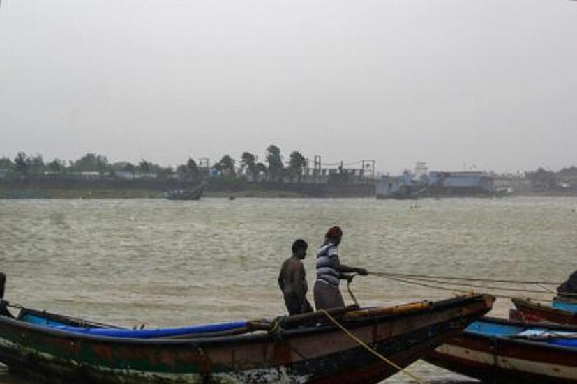 বন্যার জেরে কার্যত ভেসে গিয়েছে বুল্লাপাতিয়া,কোথরাকোন্ডা, সোমপেটা । গাছ পড়ে কার্যত বন্ধ হয়ে গিয়েছে রাস্তাঘাট । ঝোড়ো হাওয়ার কারণে বিশাখাপত্তমে ভেঙে গিয়েছে প্রায় ৬টি নৌকা ।   (Image: PTI)