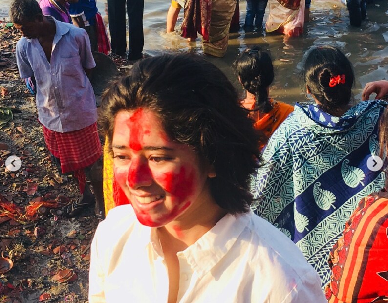 কিন্তু বাস্তবে সবে মাধ্যমিকের গণ্ডী পেরিয়েছে এই অভিনেত্রী ৷ আত্মীয়-পরিজন, বন্ধু-ৃবান্ধব আর পাড়া-পড়শিদের সঙ্গে বাকি পাঁচটা দিনের মতোই মা দুর্গার ভাসানে অংশ নিয়েছিল ছোট্ট দিতিপ্রিয়াও ৷ ছবি: ইনস্টাগ্রাম ৷