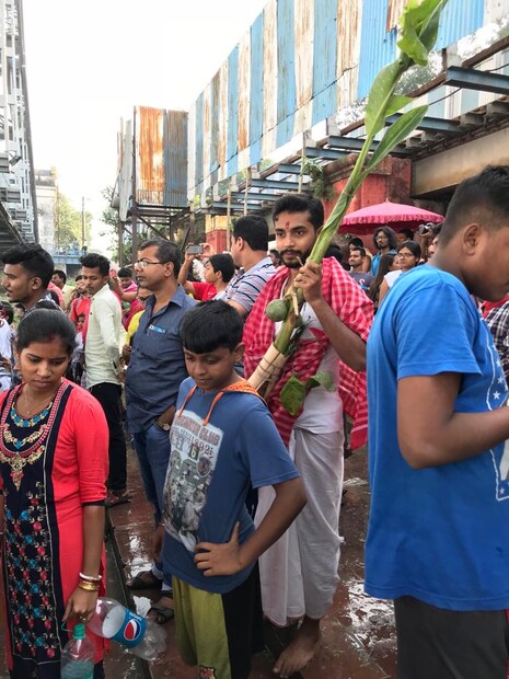 মা মেনকা আর কৈলাসে তাঁর উমা পাঠাতে না চেয়ে অভিমান করেছেন যদি এসে মৃত্যঞ্জয় উমা নেবার কথা কয় ৷ মায়ে-ঝিয়ে করব ঝগড়া জামাই এলেও মানব না ৷ 
