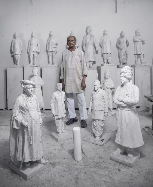 তবে শুধু এই মূর্তিটি নয়, দশের প্রায় সবকটি নজরকাড়া ও গুরুত্বপূর্ণ মূর্তিই তৈরি হয়েছে তাঁর হাতে ৷ সংসদে অবস্থিত ১৬টি মূর্তিই তাঁর তৈরি যার মধ্যে রয়েছে ইন্দিরা গান্ধি, মৌলানা আজাদ, জওহরলাল নেহেরুর মতো সব নাম ৷ বিশ্বজুড়ে মহাত্মা গান্ধির প্রায় ৩৫০টি মূর্তিও সুতারের হাতেই বানানো হয়েছে ৷ Photo Courtesy: Facebook