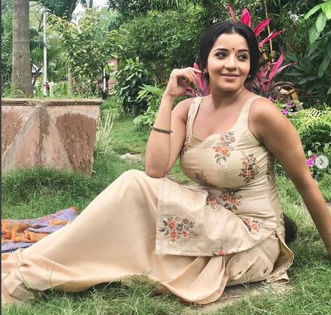 বিক্রান্তের সঙ্গে বিয়েটা একেবারেই ভালোবেসে ৷ তবে বিয়ের পরও মোনালিসা কিন্তু জমিয়ে সিনেমা করে চলেছেন ৷ ওড়িয়া, কানাড়া, তেলেগু, তামিল, হিন্দি ও বাংলা ছবিতেও কাজ করছেন মোনালিসা ৷ তাঁর অভিনীত ‘দুপুর ঠাকুরপো সিজন ২’- তো দারুণ হিট ইন্টারনেটে ৷ Photo: Instagram বিক্রান্তের সঙ্গে বিয়েটা একেবারেই ভালোবেসে ৷ তবে বিয়ের পরও মোনালিসা কিন্তু জমিয়ে সিনেমা করে চলেছেন ৷ ওড়িয়া, কানাড়া, তেলেগু, তামিল, হিন্দি ও বাংলা ছবিতেও কাজ করছেন মোনালিসা ৷ তাঁর অভিনীত ‘দুপুর ঠাকুরপো সিজন ২’- তো দারুণ হিট ইন্টারনেটে ৷ Photo: Instagram