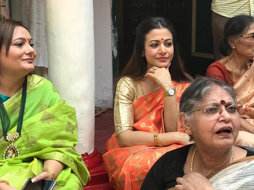 নবমীতে জমজমাট মল্লিক বাড়ির দুর্গাপুজো ৷ পরিবারের সঙ্গে আড্ডার মেজাজে পাওয়া গেল অভিনেত্রী কোয়েল মল্লিককে৷