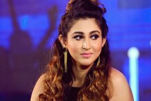 পা টিপলেন ‘ফাগুন বউ’-এর নায়িকা ঐন্দ্রিলা, কিন্তু কার ? পা টিপলেন ‘ফাগুন বউ’-এর নায়িকা ঐন্দ্রিলা, কিন্তু কার ?