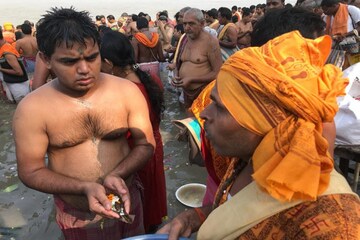 কলকাতা ও হাওড়ার গঙ্গার ঘাটগুলিতে চলছে তর্পণ, রইল ছবি