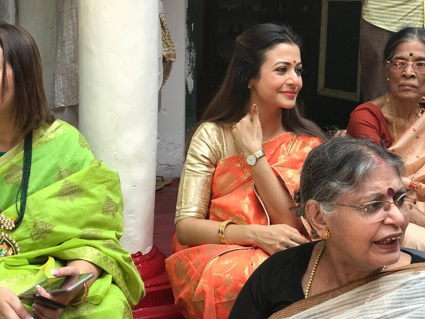 নবমীতে জমজমাট মল্লিক বাড়ির দুর্গাপুজো ৷ পরিবারের সঙ্গে আড্ডার মেজাজে পাওয়া গেল অভিনেত্রী কোয়েল মল্লিককে৷