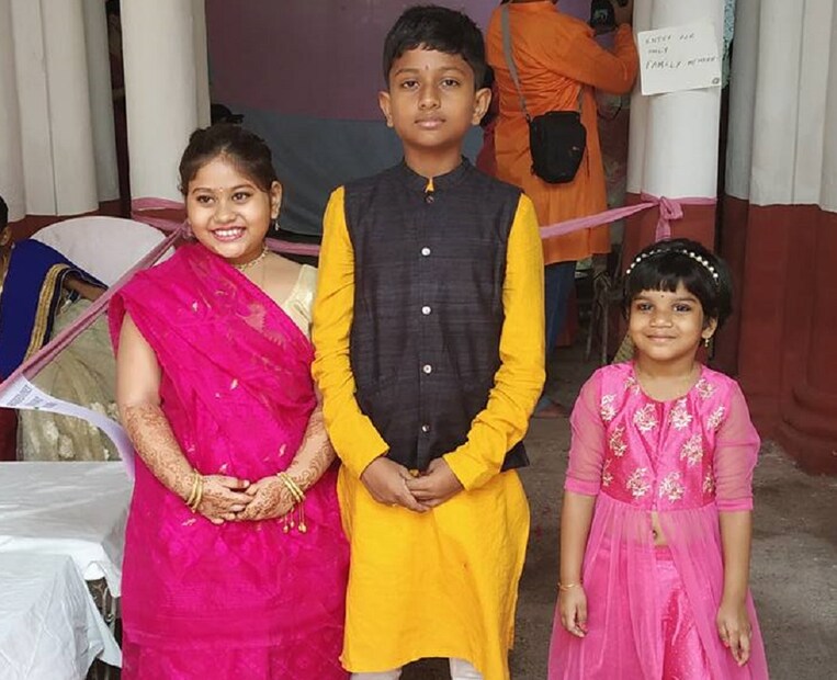 একসময়ে যে পুজোয় হাজির হতেন শ্রী শ্রী রামকৃষ্ণদেব আজও তাঁর সেই মাহাত্ম্য যে দালানে জড়িয়ে রয়েছে সেই আঙিনা হয়ে জীবন্ত শিশুদের কলতানে ৷ পুজোর মিলোৎসব পায় পূর্ণতা এই রাসমণির আঙিনায় ৷যাঁর জীবনের ব্রতই ছিল সকলের জন্য আনন্দ , সকলের জন্য পূণ্যে ৷ Photo Courtesy - Sarmistha Dhar / Facebook Account 