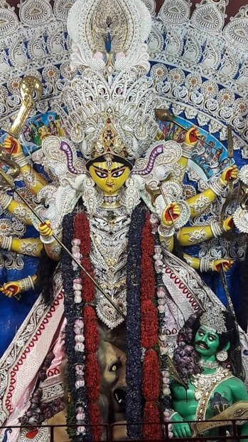দক্ষিণ কলকাতার দুর্গাবাড়িতে নবমীর আরতি ৷ 