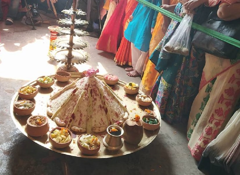প্রতিটা বনেদি বাড়ির পুজোর যেরকম নিজস্ব রীতি থাকে রাণী রাসমনির বাড়িও তার থেকে ব্যতিক্রম নয় ৷ নিজেদের মতো করে ‘মা’-কে করা হয় ভোগ নিবেদন ৷  Photo Courtesy - Sarmistha Dhar / Facebook Account 