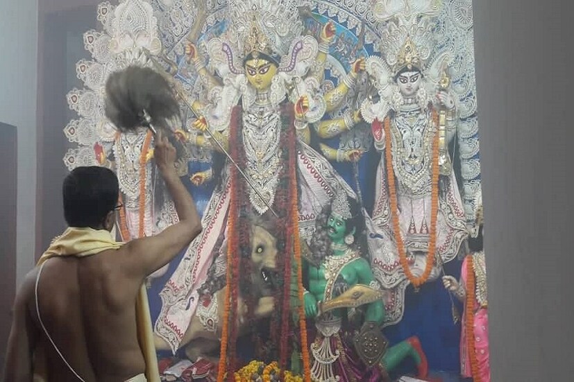 দক্ষিণ কলকাতার দুর্গাবাড়িতে নবমীর আরতি ৷ 
