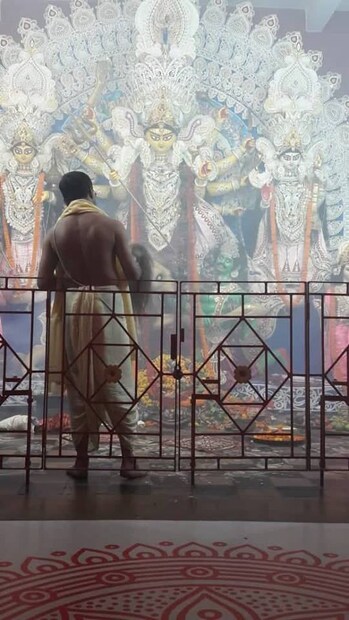 দক্ষিণ কলকাতার দুর্গাবাড়িতে নবমীর আরতি ৷ 