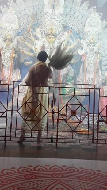 দক্ষিণ কলকাতার দুর্গাবাড়িতে নবমীর আরতি ৷ 
