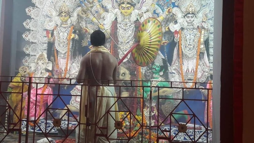 দক্ষিণ কলকাতার দুর্গাবাড়িতে নবমীর আরতি ৷ 