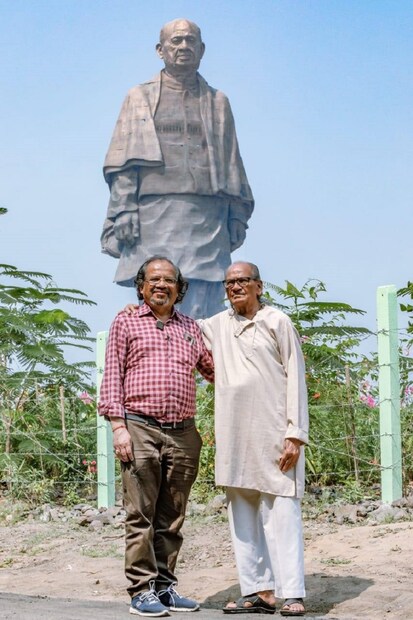 নিজের তৈরি সর্বোচ্চ মূর্তির সামনে রাম ভি সুতার ৷ Photo Courtesy: Facebook