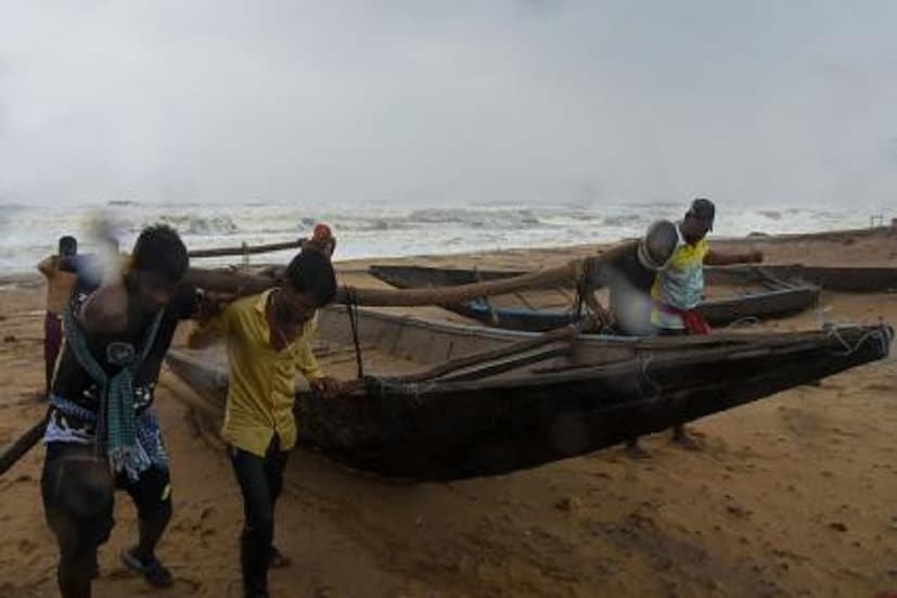  প্রসঙ্গত, ভারত, মালদ্বীপ, পাকিস্তান,শ্রীলঙ্কা, থাইল্যান্ড ও মায়ানমার থেকে আরব সাগরের ঘূর্ণিঝড়ের নাম প্রস্তাব করা হয় । মোট ৬৪ টি নামের মধ্যে থেকে বেছে নেওয়া হয় একটি নাম । (Image: AP)