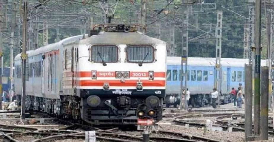 ট্রেনযাত্রীরা একটা সমস্যার মুখোমুখি হন সবসময়ই। ট্রেন বা স্টেশনের হকার-রা চা-কফি বা জলের বোতলের বাড়তি দাম নেন। কিন্তু এবার সেই সমস্যা থেকে মুক্তি! যাত্রীরা সরাসরি POS-এর মাধ্যমে রেল-এর অ্যাকাউন্টে টাকা জমা দিতে পারবেন।Photo Source: Collected ট্রেনযাত্রীরা একটা সমস্যার মুখোমুখি হন সবসময়ই। ট্রেন বা স্টেশনের হকার-রা চা-কফি বা জলের বোতলের বাড়তি দাম নেন। কিন্তু এবার সেই সমস্যা থেকে মুক্তি! যাত্রীরা সরাসরি POS-এর মাধ্যমে রেল-এর অ্যাকাউন্টে টাকা জমা দিতে পারবেন।Photo Source: Collected