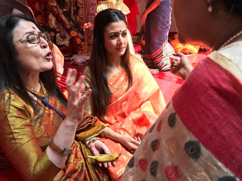 নবমীতে জমজমাট মল্লিক বাড়ির দুর্গাপুজো ৷ পরিবারের সঙ্গে আড্ডার মেজাজে পাওয়া গেল অভিনেত্রী কোয়েল মল্লিককে৷