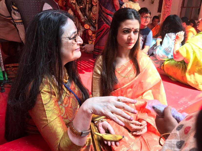 নবমীতে জমজমাট মল্লিক বাড়ির দুর্গাপুজো ৷ পরিবারের সঙ্গে আড্ডার মেজাজে পাওয়া গেল অভিনেত্রী কোয়েল মল্লিককে৷