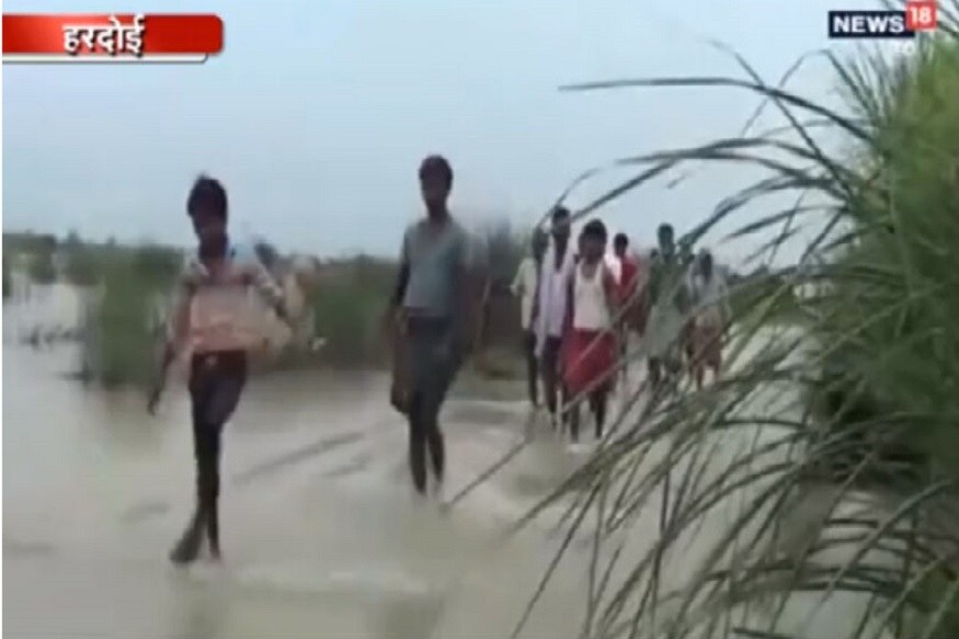 এ বছরে ২ অগস্ট বৃষ্টি ও বজ্রপাতের কারণে উত্তর-প্রদেশে প্রায় ১০৯ জনের মৃত্যু হয় । ৫ সেপ্টেম্বর পর্যন্ত পাওয়া রিপোর্ট অনুযায়ী ১৭ টি গ্রাম মিলিয়ে ক্ষতির শিকার হয়েছেন প্রায় ৩২,০০০ মানুষ । ৩২টি ত্রাণ শিবিরে আশ্রয় নিতে বাধ্য হন ১২,০০০ জন । (ছবি: সংগৃহীত) এ বছরে ২ অগস্ট বৃষ্টি ও বজ্রপাতের কারণে উত্তর-প্রদেশে প্রায় ১০৯ জনের মৃত্যু হয় । ৫ সেপ্টেম্বর পর্যন্ত পাওয়া রিপোর্ট অনুযায়ী ১৭ টি গ্রাম মিলিয়ে ক্ষতির শিকার হয়েছেন প্রায় ৩২,০০০ মানুষ । ৩২টি ত্রাণ শিবিরে আশ্রয় নিতে বাধ্য হন ১২,০০০ জন । (ছবি: সংগৃহীত)