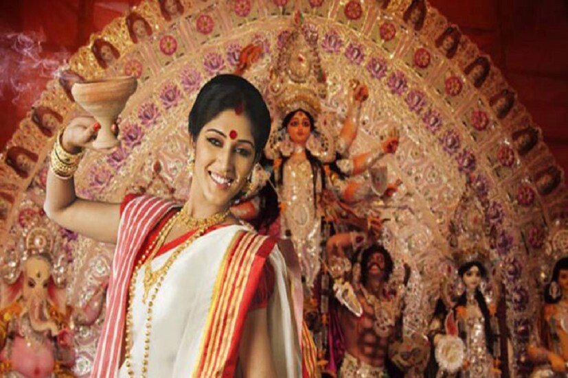 হাতেগোণা বেশ কয়েকটি দিন ঠিক তারপরেই মহালয়া, আর মহালয়া মানেই পুজোর ঢাকে কাঠি ৷ তবে পুজোতে কি ভাসবে কলকাতা ? চিন্তায় সবাই ৷ পুজোর আয়োজক থেকে অগণিত দর্শনার্থী ৷ ছবি সংগৃহীত ৷