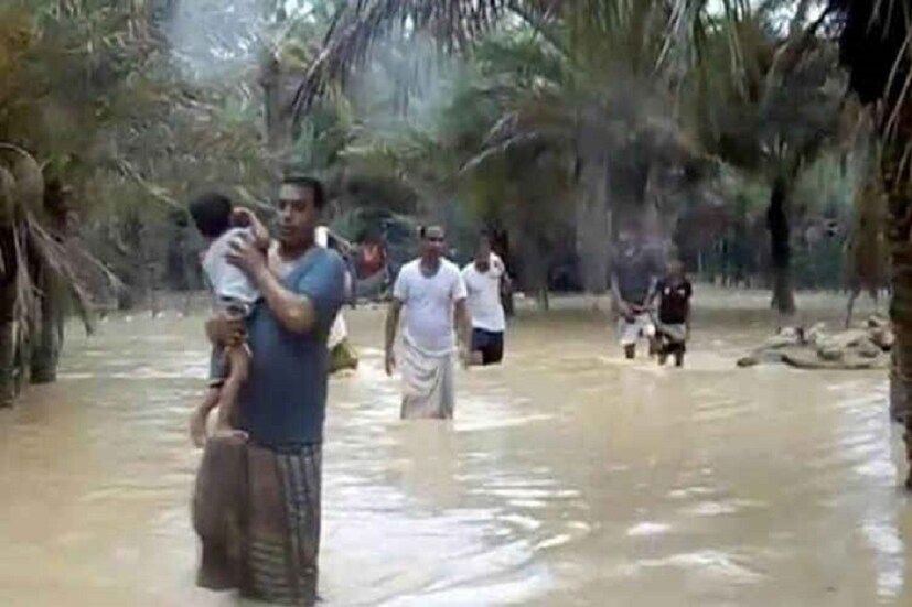 উষ্ণায়নের জেরে ব্যহত হয়েছে স্বাভাবিক ঋতুচক্র । ছয় ঋতুর জায়গা নিয়েছে মূলত গ্রীষ্ম ও বর্ষা । বিজ্ঞানীদের মতে ১৯৮০ সালের পর থেকেই স্বাভাবিক ঝড় বৃষ্টির জায়গা নিয়ে নিয়েছে বিধ্বংসী হারিকেন ও অন্যান্য সাইক্লোন । এর ফলে বাড়ছে সার্বিক ক্ষতির পরিমাণও । (প্রতীকী ছবি: REUTERS)