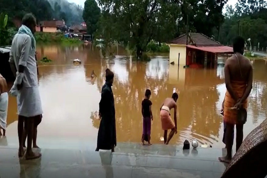 কেরলের পাশাপাশি বন্যা কবলিত হয় কর্ণাটকও । অগস্ট মাসের মাঝামাঝি সময় থেকে পশ্চিমঘাট পর্বতমালায় ভারি বৃষ্টির কারণে বন্যা কবলিত হয়ে পড়ে কর্ণাটক । বন্যার সঙ্গে চলে ভূমিধ্বসও । ভূমিধ্বসের ফলে সবচেয়ে বেশি ক্ষতিগ্রস্ত হয় কর্ণাটকের কোডাগু জেলা । (ছবি: সংগৃহীত) কেরলের পাশাপাশি বন্যা কবলিত হয় কর্ণাটকও । অগস্ট মাসের মাঝামাঝি সময় থেকে পশ্চিমঘাট পর্বতমালায় ভারি বৃষ্টির কারণে বন্যা কবলিত হয়ে পড়ে কর্ণাটক । বন্যার সঙ্গে চলে ভূমিধ্বসও । ভূমিধ্বসের ফলে সবচেয়ে বেশি ক্ষতিগ্রস্ত হয় কর্ণাটকের কোডাগু জেলা । (ছবি: সংগৃহীত)