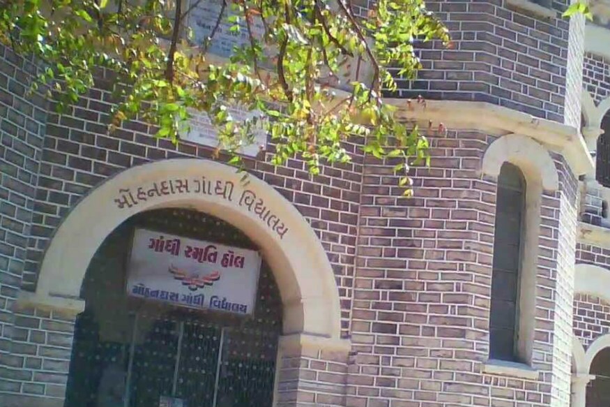মোহনদাস গান্ধি বিদ্যালয় ৷ সৌরাষ্ট্রের প্রথম ইংরেজি মাধ্যম হাইস্কুল এটি ৷ প্রাথমিকভাবে নাম ছিল রাজকোট ইংলিশ স্কুল ৷ পরবর্তীকালে এই স্কুলে গান্ধিজির নামে নামকরণ হয় ৷ মহত্মা গান্ধি এই স্কুলে পড়তেন এবং ১৮৮৭-এ তিনি স্কুল পাশ করেন ৷ তখন তাঁর বয়স ১৮ ৷ মোহনদাস গান্ধি বিদ্যালয় ৷ সৌরাষ্ট্রের প্রথম ইংরেজি মাধ্যম হাইস্কুল এটি ৷ প্রাথমিকভাবে নাম ছিল রাজকোট ইংলিশ স্কুল ৷ পরবর্তীকালে এই স্কুলে গান্ধিজির নামে নামকরণ হয় ৷ মহত্মা গান্ধি এই স্কুলে পড়তেন এবং ১৮৮৭-এ তিনি স্কুল পাশ করেন ৷ তখন তাঁর বয়স ১৮ ৷