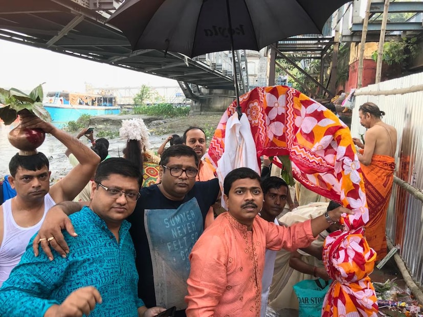 নব পত্রিকার আক্ষরিক অর্থ নয়টি পাতা ৷ তবে নয়টি গাছ নিয়েই গঠিত হয় নব পত্রিকা নির্মিত হয়ে থাকে ৷ এই নয়টি উদ্ভিদ মা দুর্গার প্রতীক ৷ এই নয়টি উদ্ভিদ কদলী বা রম্ভা (কলাগাছ), কচু, হরিদ্রা (হলুদ), বিল্ব (বেল), দাড়িম্ব (দাড়িম), অশোক, মান ও ধান ৷ একটি সপত্র কলা গাছের সঙ্গে আরও ৮টি সপত্র উদ্ভিদ দুটি বেলে সঙ্গে সাদা অপরাজিতা লতা দিয়ে বেংধে লাল পাড় সাদা শাড়ি পড়িয়ে ঘোমটা দিয়েই বউয়ের আকার দেওয়া এবং মা দুর্গার ডানপাশে রাখা থাকে, গণেশেরও ডান পাশে অধিষ্ঠিত ৷