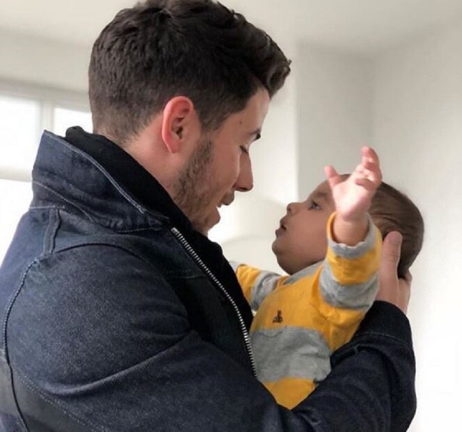 নিক তখন ব্যস্ত বাচ্চা কোলে নিয়ে খেলতে ব্যস্ত ৷ সকলের মনেই গুঞ্জন কে এই খুদে যে নিকের কোলে দারুণ হাসিখুশি ৷ Photo Courtesy - /Instagram Handle 