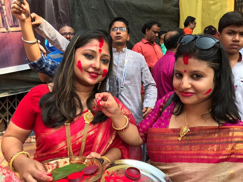 বাগবাজার রাঙিয়ে গেল সিঁদুর খেলার রঙে ৷ 