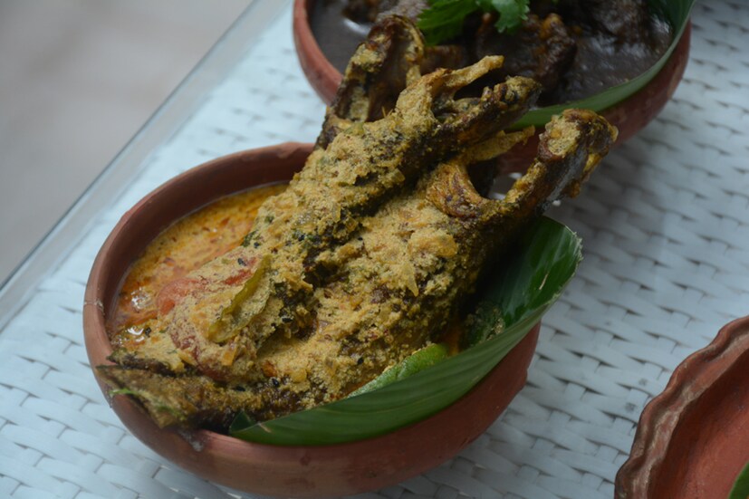 পুজো শুরু ৷ আর পুজো মানেই বাঙালির কাছে পেটপুজো মাস্ট ৷ রেস্তোরাঁ থেকে স্ট্রিট ফুড, সবেতেই বাঙালি ডুব দেন পুজো খাবারে ৷