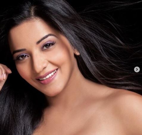তবে বিকিনি হোক বা অল্প পোশাক ৷ মোনালিসা কিন্তু সুপারহিট সোশ্যাল মিডিয়া ৷ কিছুদিন আগে তো ঝরনায় ভিজলেন ৷ কৃত্রিম বৃষ্টির নিচে নাচও করলেন বরকে সঙ্গে নিয়ে৷ আর সেই ছবি ইনস্টাগ্রামে পোস্ট হতেই হইহই কাণ্ড ! Photo: Instagram তবে বিকিনি হোক বা অল্প পোশাক ৷ মোনালিসা কিন্তু সুপারহিট সোশ্যাল মিডিয়া ৷ কিছুদিন আগে তো ঝরনায় ভিজলেন ৷ কৃত্রিম বৃষ্টির নিচে নাচও করলেন বরকে সঙ্গে নিয়ে৷ আর সেই ছবি ইনস্টাগ্রামে পোস্ট হতেই হইহই কাণ্ড ! Photo: Instagram