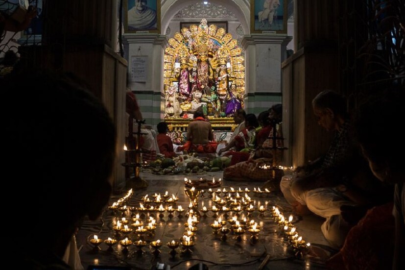 • পুজো তো এক্কেবারে দোরগোড়ায় ৷ শেষ মুহূর্তের কেনাকাটা চলছে জোর কদমে ৷ কোন দিন কোনটা পরবেন, সেই হিসেব কষাও চলছে চুটিয়ে ৷ ছবি: গিরীশ ভবনের সৌজন্যে ৷