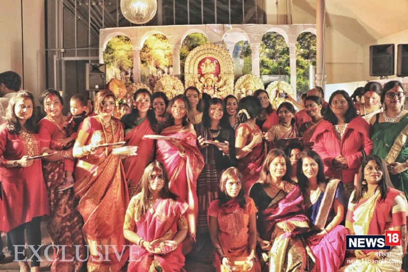  ‘সম্প্রীতি’-র পৃষ্ঠপোষক ছিলেন খোদ নেতাজিকন্যা অনিতা পাফ ৷ উইকেন্ডে নয় ৷ রীতি নীতি মেনে পঞ্জিকা মতে নির্দিষ্ট দিনেই পুজো করেন তারা ৷ সো-কলড তাদের এই ‘পুজো-ক্লাব’-র নাম ‘মাতৃমন্দির’ ৷ ছবি: দীপ নাগ