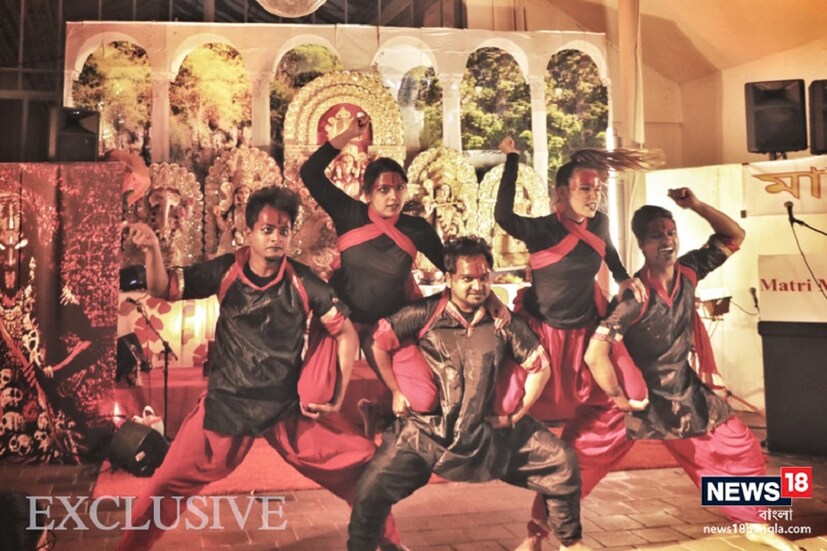 নাচে-গানে-আড্ডায় একেবারে জমজমাট এই পুজো ৷ ছবি: দীপ নাগ