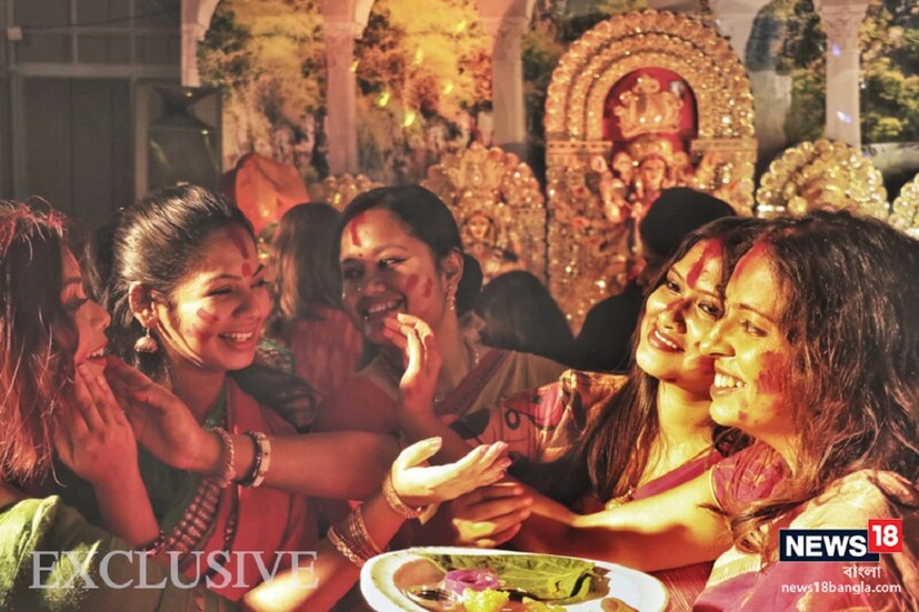 মাতৃমন্দির পুজোর কর্ণধার প্রদ্যোৎ তালুকদার ৷ তারা যেখানে পুজো করেন সেটিও মিউনিখের বিশেষ দ্রষ্টব্য এক রাজপ্রসাদ ৷ যার স্থানীয় নাম-  শ্লস নিম্ফেনবুর্গ ৷ এই প্রাসাদেই জন্ম ইতিহাসপ্রসিদ্ধ রাজা দ্বিতীয় ল্যুডউইগের ৷   কয়েক বছর আগে নতুন সপ্তম আশ্চর্যের আসরে উঠেছিল খামখেয়ালি রাজার এই অনবদ্য সৃষ্টি নয়শোয়ান্সটাইনের নাম । ওয়াল্ট ডিজনিরও লোগো নাকি এই কেল্লার অনুপ্রেরণায় তৈরি , ভিড় জমানো মার্কিন টুরিস্টদের এমনটাই বিশ্বাস । ছবি: দীপ নাগ
