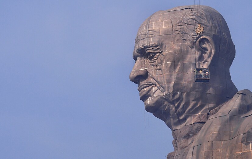 ৩ হাজার কর্মী সাড়ে ৩ বছর ধরে মূর্তিটি নির্মাণ করেছেন৷ যার মধ্যে L&T-র ৩০০ ইনজিনিয়ার রয়েছেন৷ (Image: PTI)