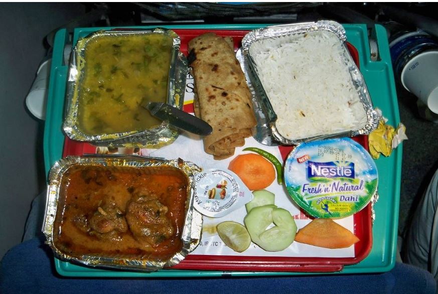 পিওএস(পয়েন্ট অফ সেল)-র মারফত যাত্রীরা খাবার কিনে রেলের অ্যাকাউন্টে সরাসরি টাকা ট্রান্সফার করতে পারবেন ৷ এই পিওস মেশিনটা থাকবে রেলের ভেন্ডারজের কাছেই ৷ তবে, সেক্ষেত্রে নির্ধারিত দামেই জিনিসটি কিনতে পারবেন যাত্রীরা ৷ ভেন্ডরদের অতিরিক্ত টাকা নেওয়ার সুযোগ থাকবে না ৷ পিওএস(পয়েন্ট অফ সেল)-র মারফত যাত্রীরা খাবার কিনে রেলের অ্যাকাউন্টে সরাসরি টাকা ট্রান্সফার করতে পারবেন ৷ এই পিওস মেশিনটা থাকবে রেলের ভেন্ডারজের কাছেই ৷ তবে, সেক্ষেত্রে নির্ধারিত দামেই জিনিসটি কিনতে পারবেন যাত্রীরা ৷ ভেন্ডরদের অতিরিক্ত টাকা নেওয়ার সুযোগ থাকবে না ৷
