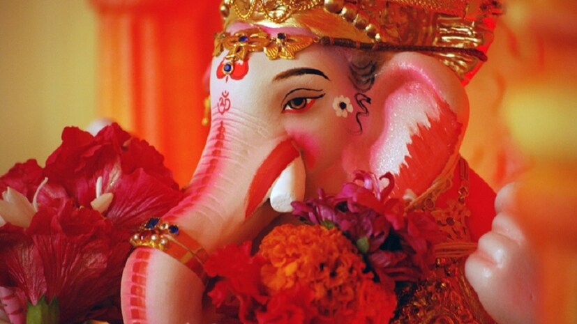 পুরাণে উল্লিখিত আছে তুলসি একবার গণেশকে বিয়ের প্রস্তাব দিয়েছিলেন ৷ গণেশ রেগে গিয়ে বলেছিলেন ৷ তাঁর মায়ের মত কেউ হতে পারবেনা ৷ এক সঙ্গে সব দিক সামলানোর দক্ষতা তুলসির নেই ৷ ছবি সংগৃহীত ৷ 