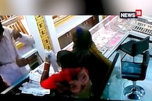 CCTV ফুটেজ: দোকানদারের সামনেই হাতসাফাই! গয়না সরাচ্ছেন ২ মহিলা