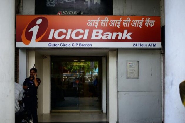 ২) ICICI Bank: প্রাইভেট ব্যাঙ্ক ICICI দিনে ১ লক্ষ টাকা পর্যন্ত তোলার লিমিট নির্দিষ্ট করেছে ৷ ব্যাঙ্কের ওয়েবসাইটে দেওয়া তথ্য অনুযায়ী, এই লিমিট প্ল্যাটিনাম চিপ ডেবিট কার্ডে পাওয়া যায় ৷ অন্যদিকে VISA SIGNATURE কার্ডের ক্ষেত্রে ১.৫ লক্ষ টাকা লিমিট রাখা হয়েছে ৷ ২) ICICI Bank: প্রাইভেট ব্যাঙ্ক ICICI দিনে ১ লক্ষ টাকা পর্যন্ত তোলার লিমিট নির্দিষ্ট করেছে ৷ ব্যাঙ্কের ওয়েবসাইটে দেওয়া তথ্য অনুযায়ী, এই লিমিট প্ল্যাটিনাম চিপ ডেবিট কার্ডে পাওয়া যায় ৷ অন্যদিকে VISA SIGNATURE কার্ডের ক্ষেত্রে ১.৫ লক্ষ টাকা লিমিট রাখা হয়েছে ৷