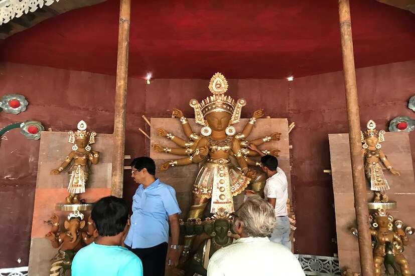 অগ্নিবাণে দশেরায় দশানন বধ। নবরাত্রির রিচ্যুয়ালে অভ্যস্ত অবাঙালিরা। এবার বাঙালির দুর্গাপুজোর নায়কও সেই লঙ্কাধিপতিই। (Photo: News18, Bangla)