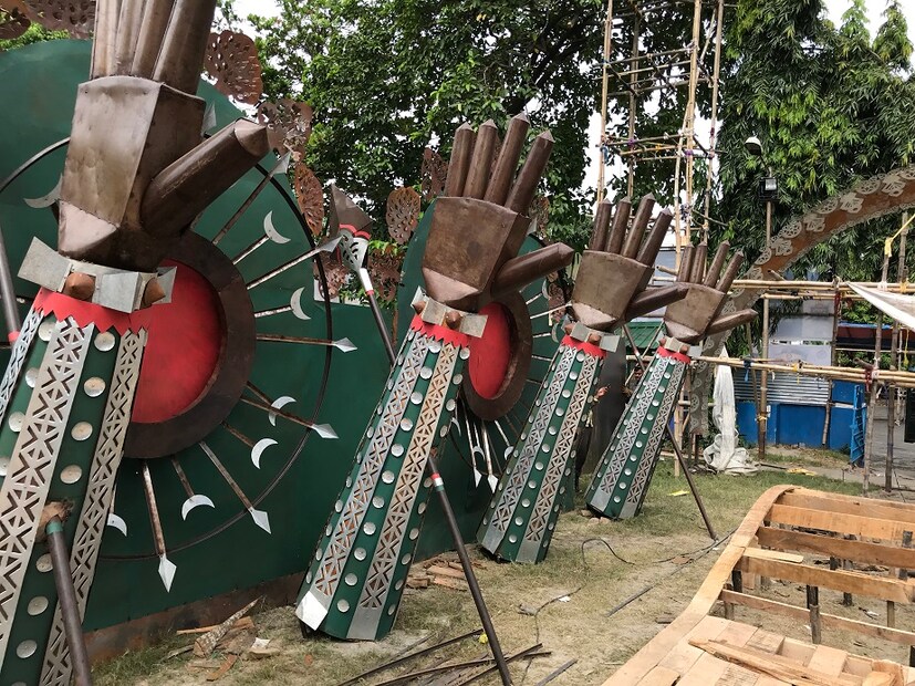 সকলেরই দাবি, কলকাতার বুকে এর আগে এত বড় রাবণের মূর্তি তৈরি হয়নি। তাঁরা চান, শারদোৎসবের পর সেটি সংরক্ষণের ব্যবস্থা করা হোক। (Photo: News18, Bangla)