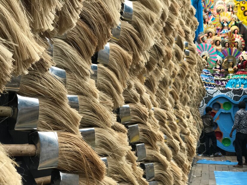 খড়, প্লাই, থার্মোকল দিয়ে গড়ে ওঠা সূর্যমূখি, পরী আর এঞ্জেল। হাজারো মোটিফ এবং মু্দ্রা। মঞ্চ সজ্জার থিমেটিক ব্যাকরণকেও যেন চ্যালেঞ্জ জানাচ্ছেন শিল্পী প্যান্ডেলওয়ালা। (Photo: News18 Bangla)