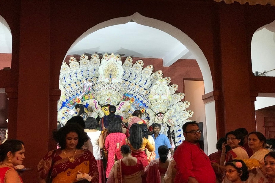 বালিগঞ্জের দুর্গাবাড়িতে সাড়ম্বরে চলছে প্রতিমা বরণ ৷ তারপরেই বিবাহিত অবিবাহিত মহিলারা সকলে মিলে সামিল হয়েছেন সিঁদুর খেলায় ৷ বালিগঞ্জের দুর্গাবাড়িতে সাড়ম্বরে চলছে প্রতিমা বরণ ৷ তারপরেই বিবাহিত অবিবাহিত মহিলারা সকলে মিলে সামিল হয়েছেন সিঁদুর খেলায় ৷
