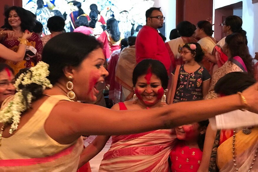 আজ দশমী ৷ মায়ের বিদায়ের বেলা ৷ বাপের বাড়ি ছেড়ে উমা পাড়ি দেবে কৈলাসের পথে ৷ কিন্তু উৎসবের শেষ দিনটাতেও যাতে আনন্দের ভাঁটা এতটুকুও না হয় ৷ সেই কারণে চলছে বরণের পালা ৷ আজ দশমী ৷ মায়ের বিদায়ের বেলা ৷ বাপের বাড়ি ছেড়ে উমা পাড়ি দেবে কৈলাসের পথে ৷ কিন্তু উৎসবের শেষ দিনটাতেও যাতে আনন্দের ভাঁটা এতটুকুও না হয় ৷ সেই কারণে চলছে বরণের পালা ৷