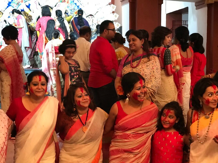 মায়ের বিদায়ের দিনে একদম মন খারাপ নয় ৷ সকলে মিলেই আনন্দে মাকে বিদায় জানালেন ৷ একটাই প্রার্থনা, ‘আবার এসো মা ৷’ মায়ের বিদায়ের দিনে একদম মন খারাপ নয় ৷ সকলে মিলেই আনন্দে মাকে বিদায় জানালেন ৷ একটাই প্রার্থনা, ‘আবার এসো মা ৷’